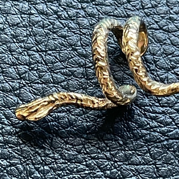 Snake Ear Climber - Gold tone, amazing detail - Picture 2 of 6
